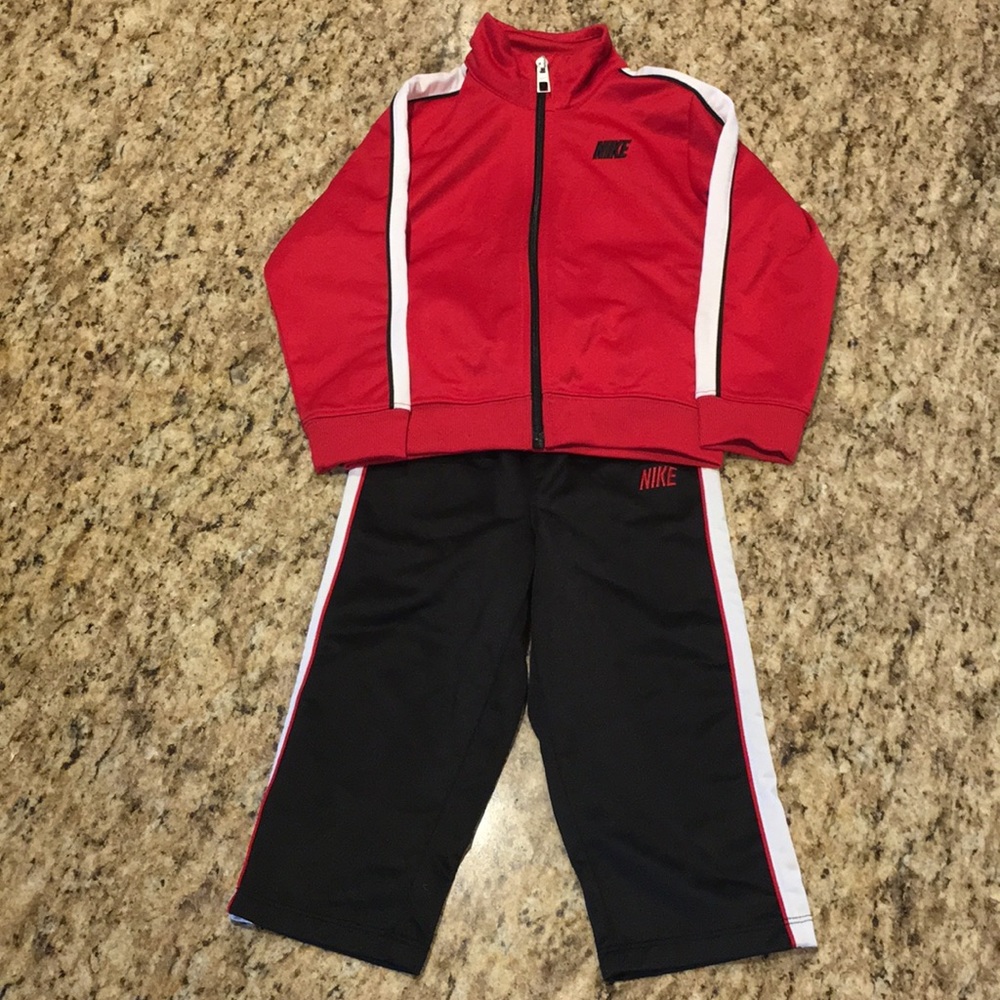 👟 Nike track suit. 👟